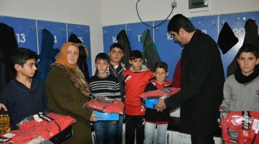 Gen&ccedil; Sporculara Malzeme Desteği