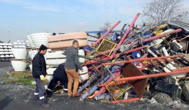 Atık Malzemeler Sokak Hayvanları Için Su Ve Yem Istasyonu Oldu