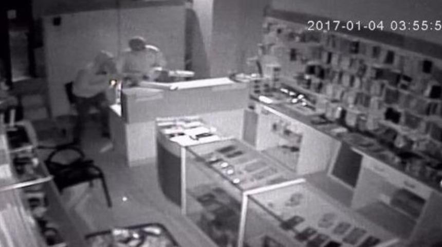 Kameralara Aldırmayan Hırsızlar 22 Telefon &Ccedil;aldı