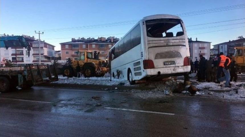 Konya&rsquo;da &Ouml;ğrencileri Taşıyan Otob&uuml;s Devrildi: 3 &Ouml;l&uuml;, 40 Yaralı