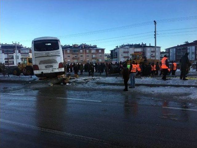 Konya’da Öğrencileri Taşıyan Otobüs Devrildi: 3 Ölü, 40 Yaralı