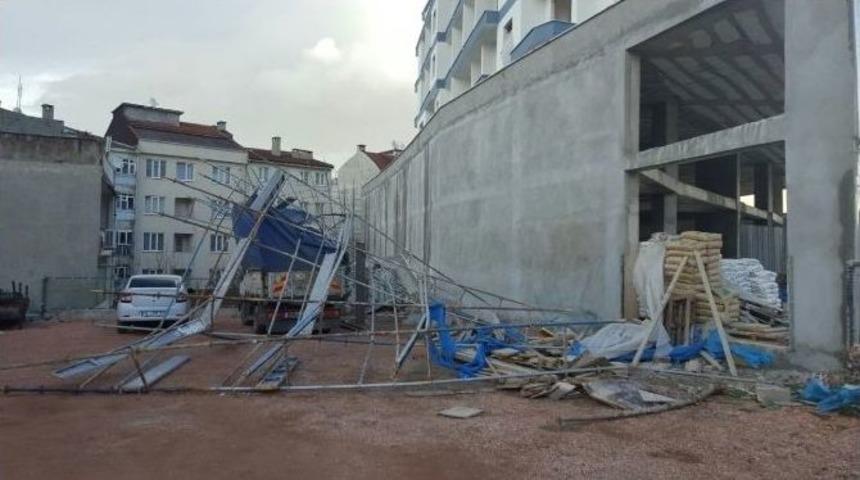 Fırtına Bursa&rsquo;yı U&ccedil;uruyor...tonlarca Ağırlığındaki İskele Yerinden S&ouml;k&uuml;ld&uuml;