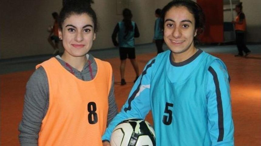 Futbolcu Kız Kardeşler Erkeklere Taş &Ccedil;ıkarıyor