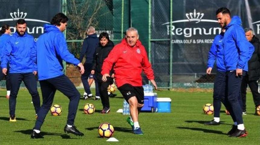 Antalyaspor Teknik Direkt&ouml;r&uuml; &Ccedil;alımbay: En Az 3 Transferimiz Var