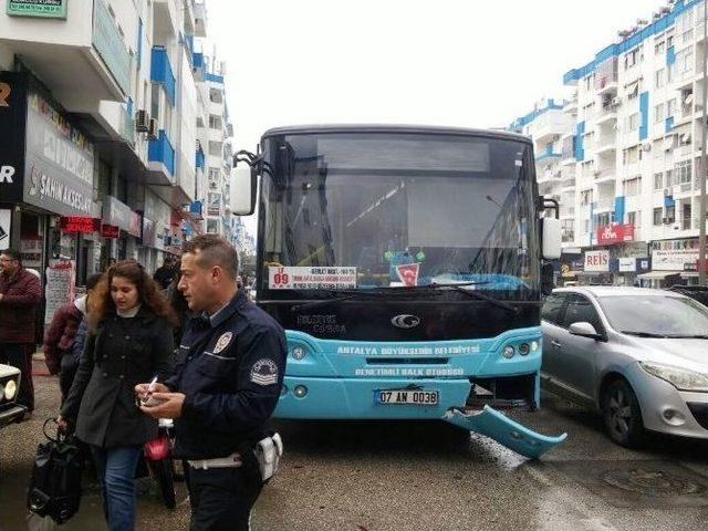 (özel Haber) Halk Otobüsü İle Çarpışan Otomobil İş Yerine Girdi