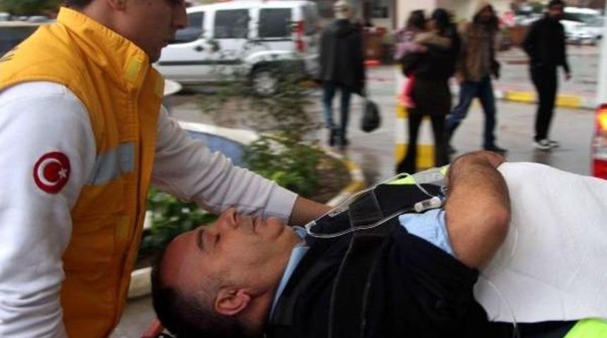 Kaza Tutanağı Tutan 2 Trafik Polisi Ve Vatandaşa Otomobil &Ccedil;arptı