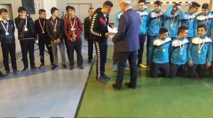 Sorgun&rsquo;da Başarılı &Ouml;ğrencilere Kupa Ve Belge Verildi