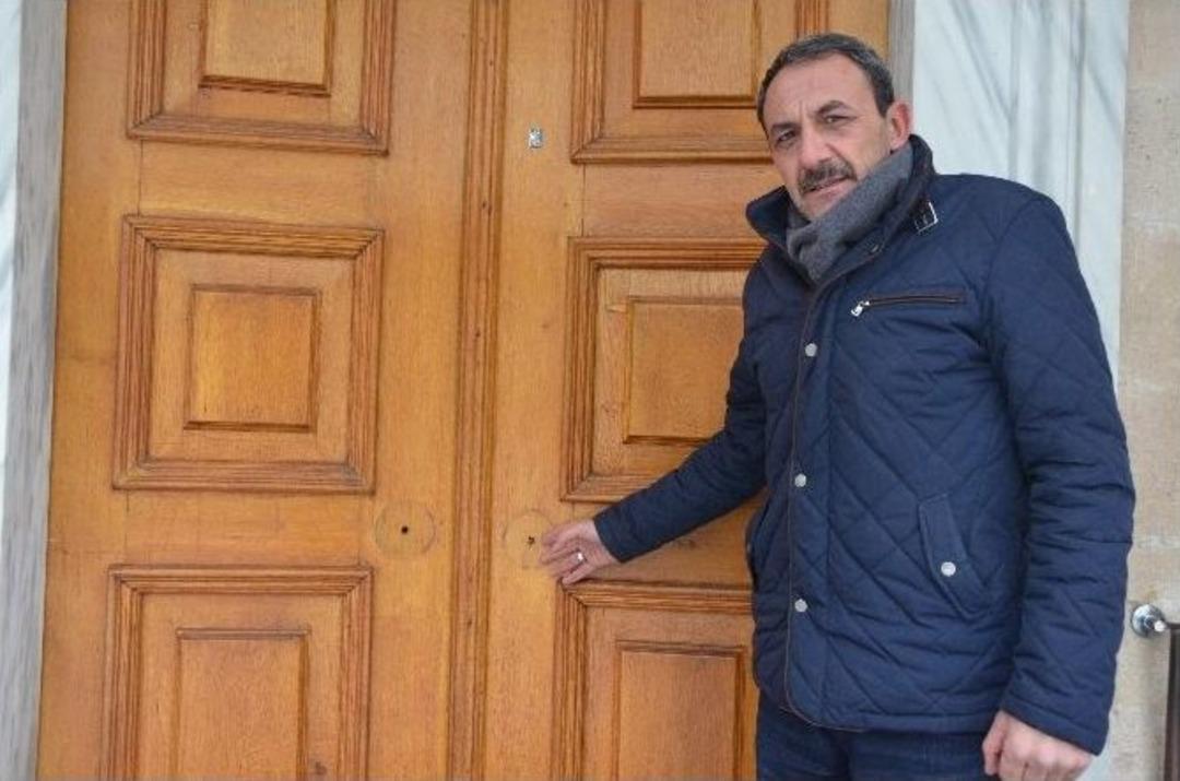 Tarihi Eser Diye Cami Kapısının Kollarını &Ccedil;aldılar