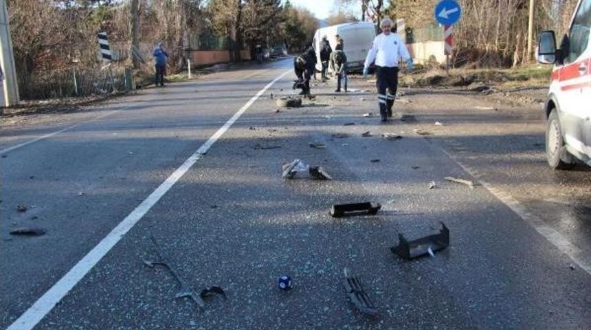 Otomobil Ile Minib&uuml;s &Ccedil;arpıştı: 2 Yaralı