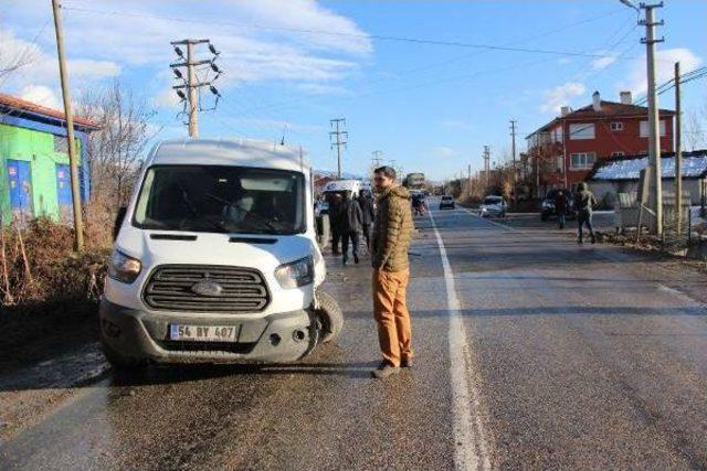 Otomobil Ile Minibüs Çarpıştı: 2 Yaralı