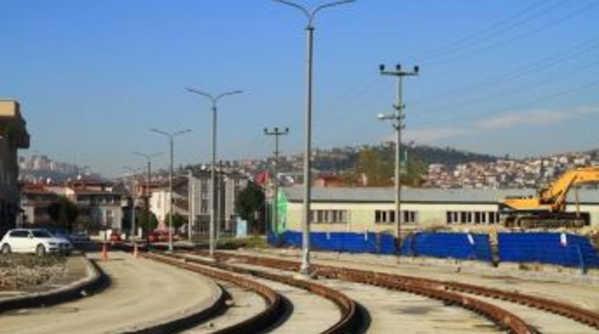 Tramvayda Enerji Hattı Direkleri Monte Ediliyor
