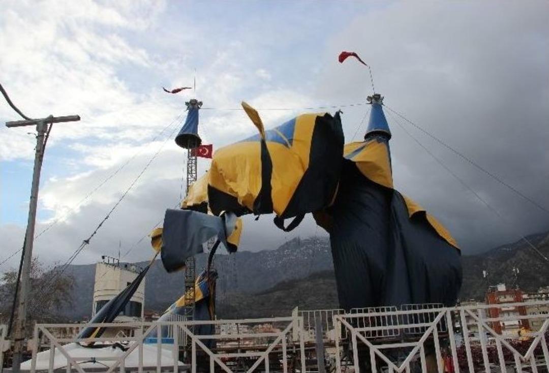 Dev Sirk &Ccedil;adırı Yerle Bir Oldu