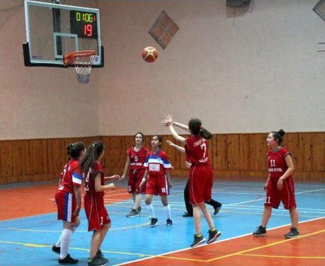 Basketbola Yıldız Yetiştiriyor