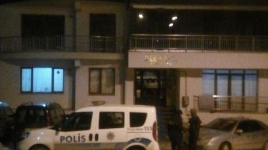 Girdikleri Evde Bir Şey Bulamayınca Takılı T&uuml;l Perdeleri &Ccedil;aldılar