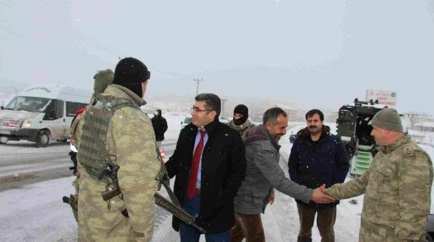 Varto Kaymakamı &Ccedil;etin Yol Kontrol Noktalarını Denetledi