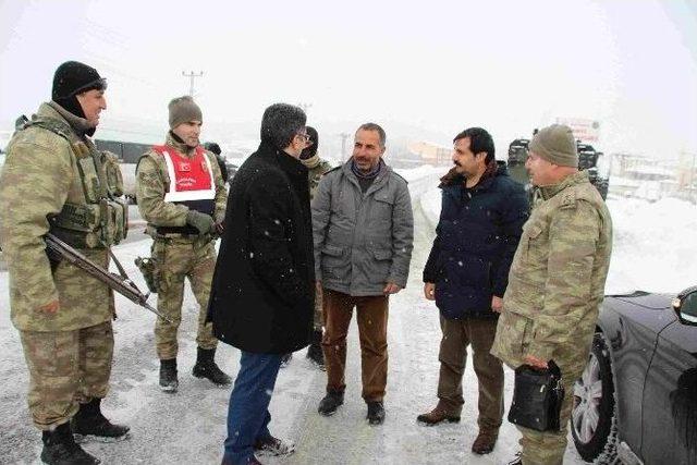 Varto Kaymakamı Çetin Yol Kontrol Noktalarını Denetledi