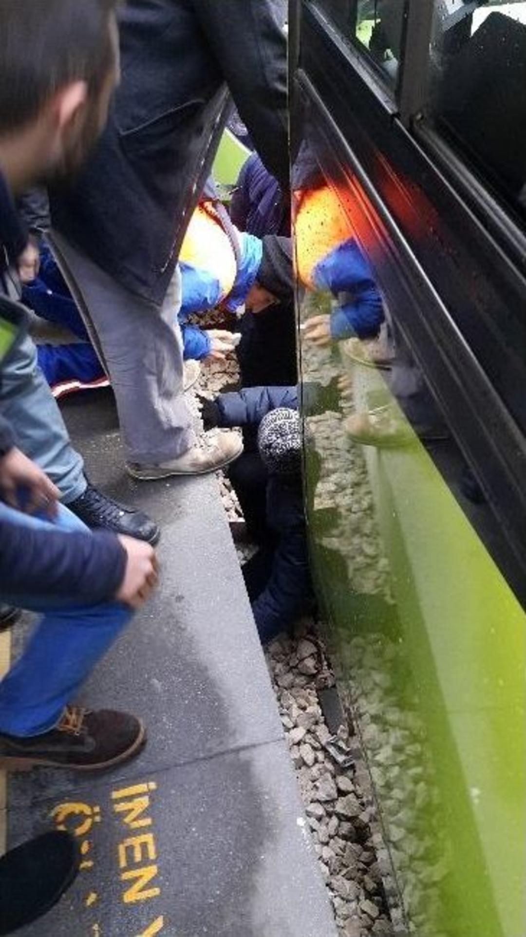 Bursa Metrosunda Can Pazarı...o Anlar G&uuml;venlik Kamerasına Yansıdı (&ouml;zel Haber)