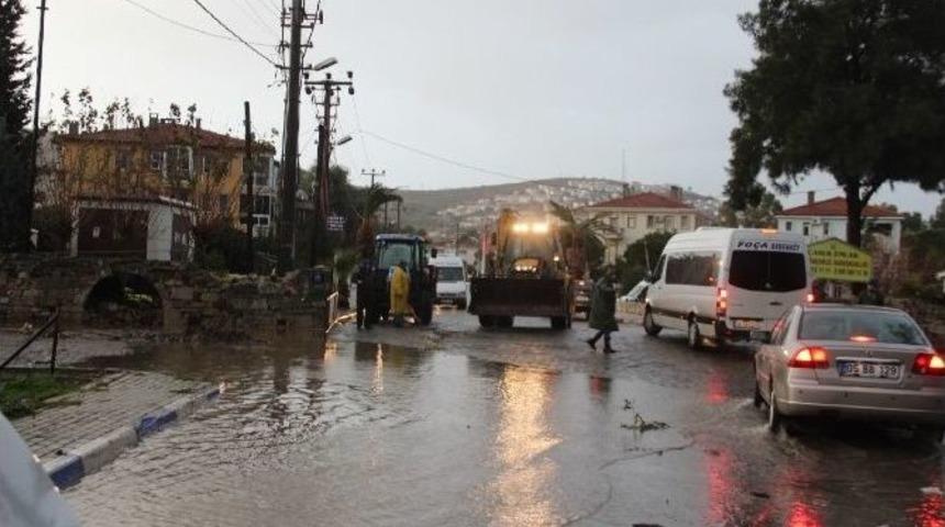 Sağanak Yağış Fo&ccedil;a&rsquo;da Etkili Oldu