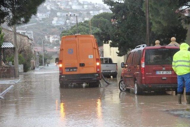 Sağanak Yağış Foça’da Etkili Oldu