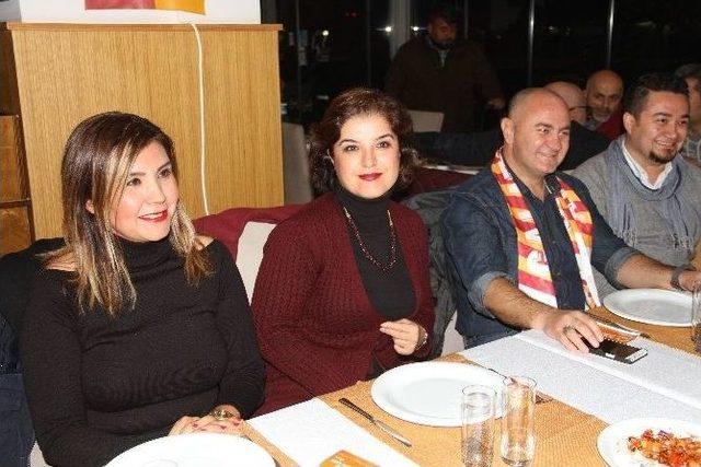 Galatasaraylı Taraftarlardan Emniyet M&uuml;d&uuml;r&uuml; Aşık&rsquo;a Veda Yemeği 1