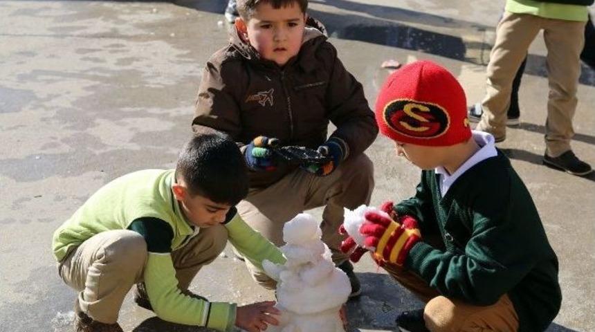 Erdemli&rsquo;de Sahil Kesiminde Okuyan &Ouml;ğrencilere Kar S&uuml;rprizi