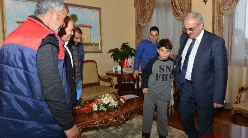 Suriyeli Ali Sevincini Vali Karaloğlu İle Paylaştı