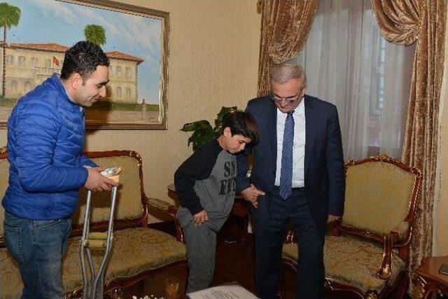 Suriyeli Ali Sevincini Vali Karaloğlu İle Paylaştı 1