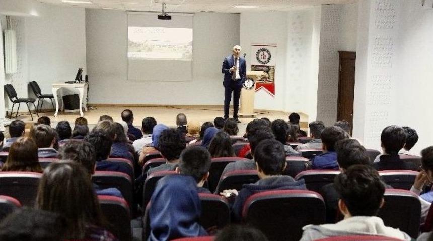 &Uuml;niversite Adayları Doğru Kariyer Planlamasını Rekt&ouml;r Yılmaz&rsquo;dan Dinledi