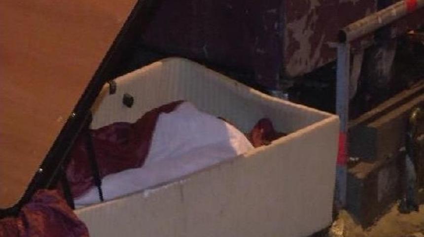 İ&ccedil;inde Ceset Bulunan Bazayı Taşırken G&uuml;venlik Kamerasına Yansıdılar