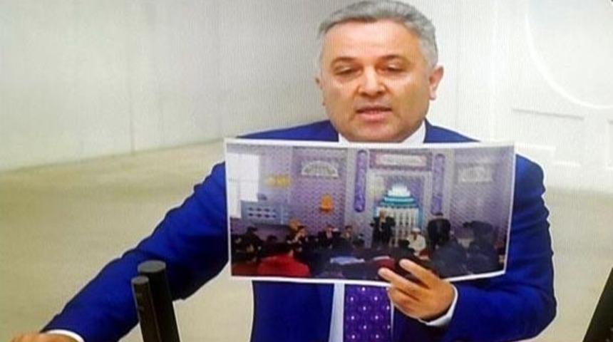 Chp&rsquo;Li Arık, 'camide Siyaset' Fotoğrafını Tbmm'ye Taşıdı