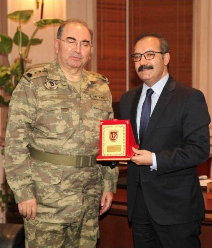 Tsk Sağlık Komutanı Bilgiç’den Doç. Dr. Gülşen’e Plaket G2