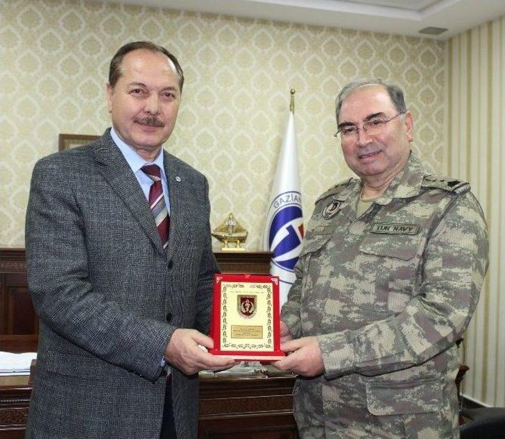 Tsk Sağlık Komutanı Bilgiç’den Doç. Dr. Gülşen’e Plaket G4