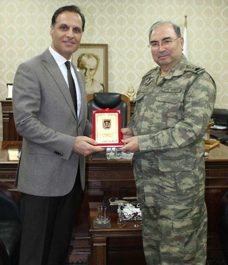 Tsk Sağlık Komutanı Bilgiç’den Doç. Dr. Gülşen’e Plaket G5