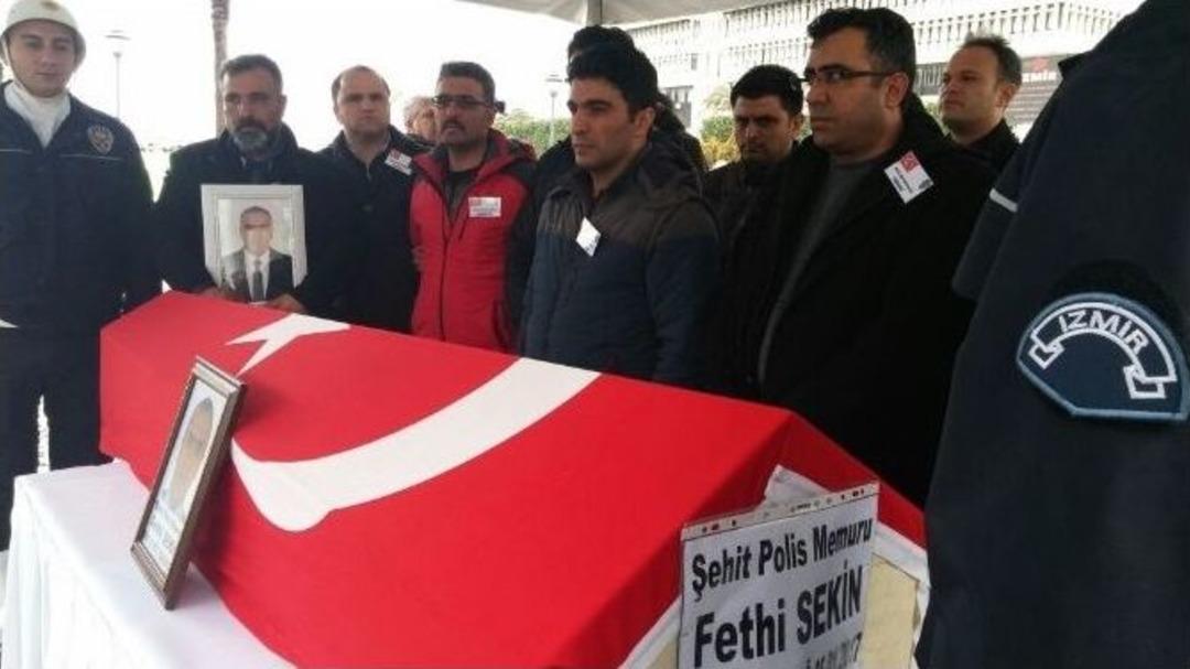 Kahraman Trafik Polisine Yağmur Altında H&uuml;z&uuml;nl&uuml; Veda