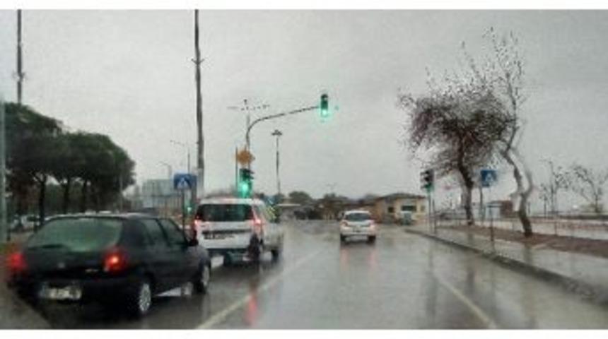 Lapseki&rsquo;de Yağmur Etkili Oldu