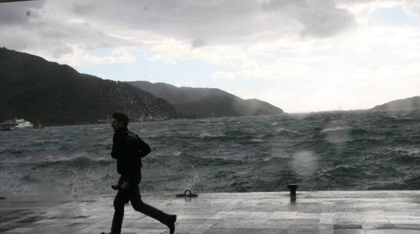 Marmaris&rsquo;te Fırtına Etkili Oluyor