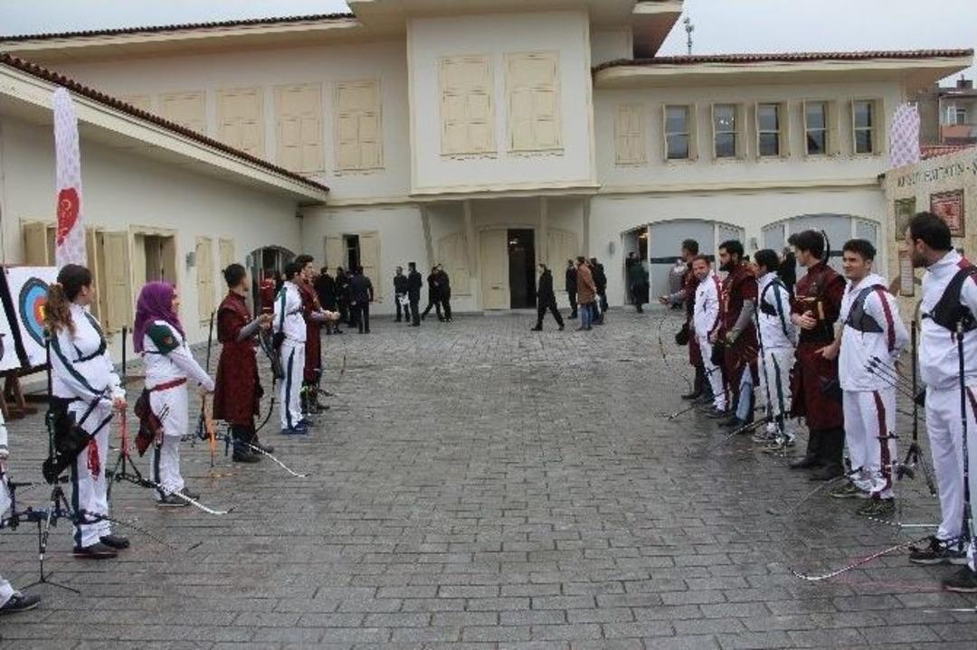 Bakan Avcı, El Yazması Mushaf-ı Şerif&rsquo;i Ok&ccedil;ular Vakfı&rsquo;na Teslim Etti