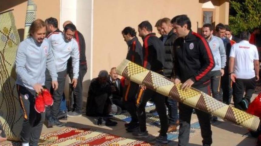 Futbolcular Cuma Namazını 'dinler Bahçesi'nde Kıldı