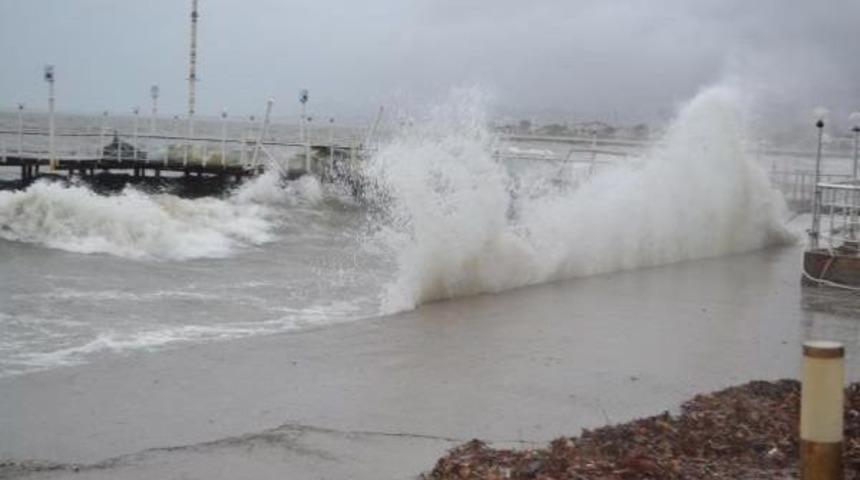 Edremit'te Kuvvetli Yağmur Ve Lodos
