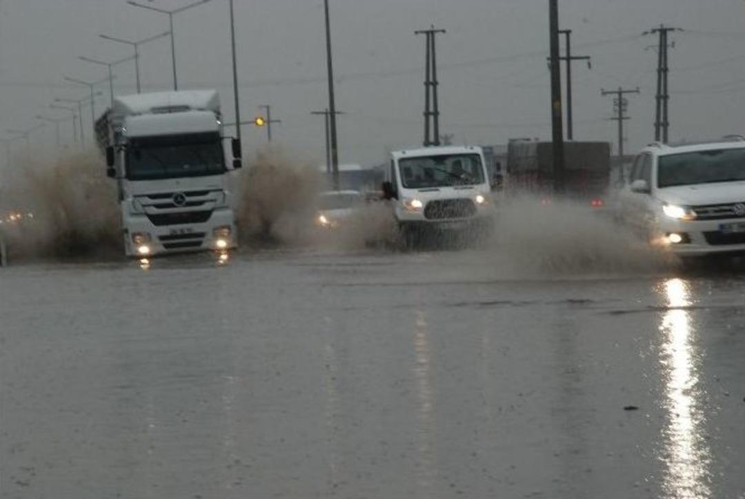 &Ccedil;orlu&rsquo;da Yağmur Caddeleri Dereye &Ccedil;evirdi