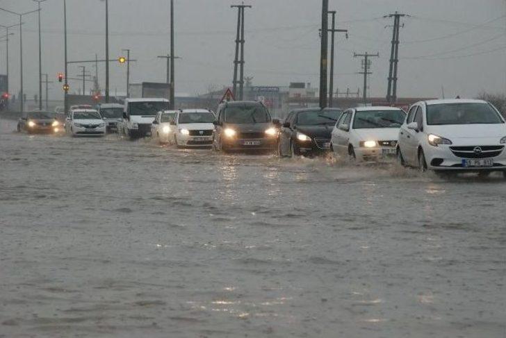 Çorlu’da Yağmur Caddeleri Dereye Çevirdi G3