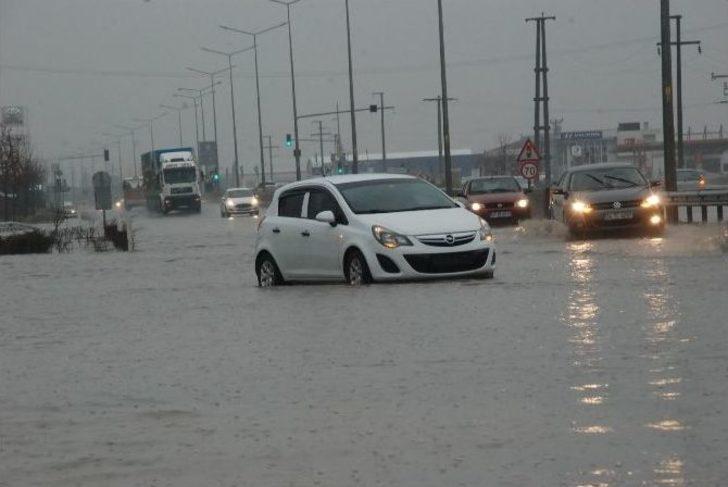 Çorlu’da Yağmur Caddeleri Dereye Çevirdi G5