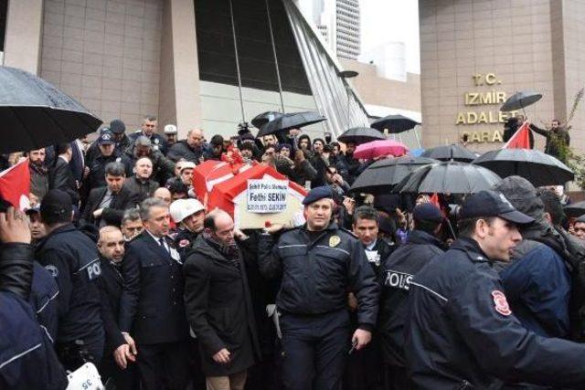 İzmir Adliyesi'nde Şehit Polis Ve Mübaşire Hüzünlü Tören