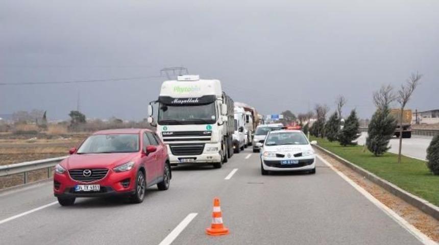 Manisa'da Lodos Seyir Halindeki Tır'ı Devirdi