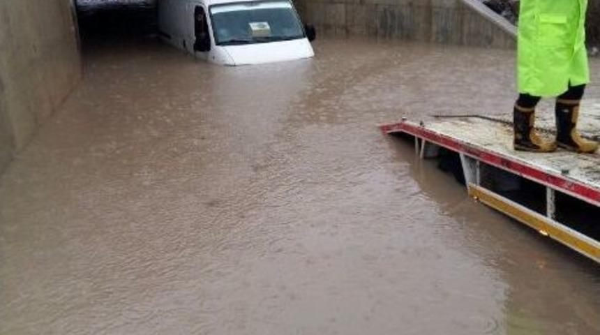 Alt Ge&ccedil;itte Mahsur Kalanları İtfaiye Kurtardı