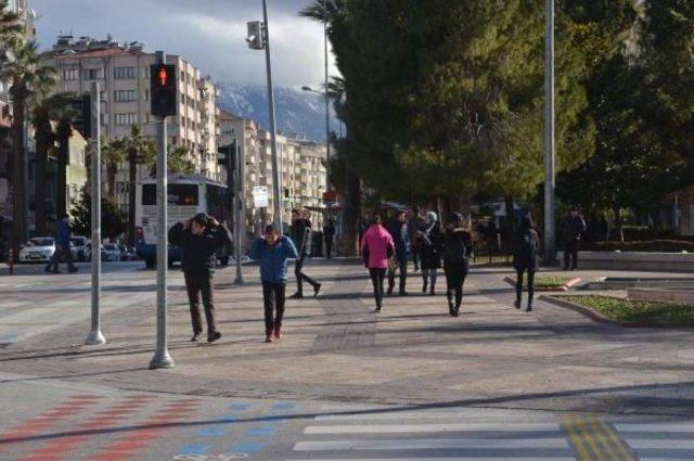 Denizli'de Şiddetli Rüzgar Etkili Oldu