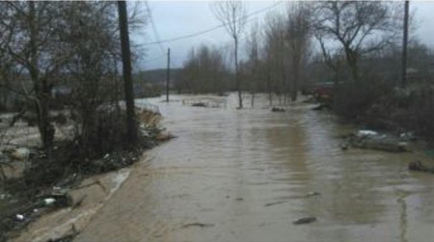 Yağmur Suları Yol Kapattı