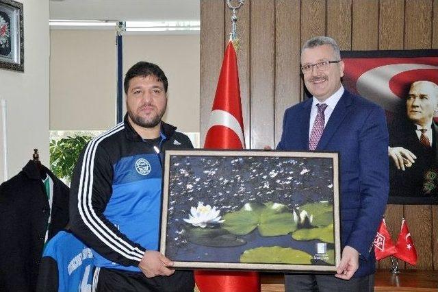 Milli Güreşçiler Karacabey’de Öğrencilerle Buluştu