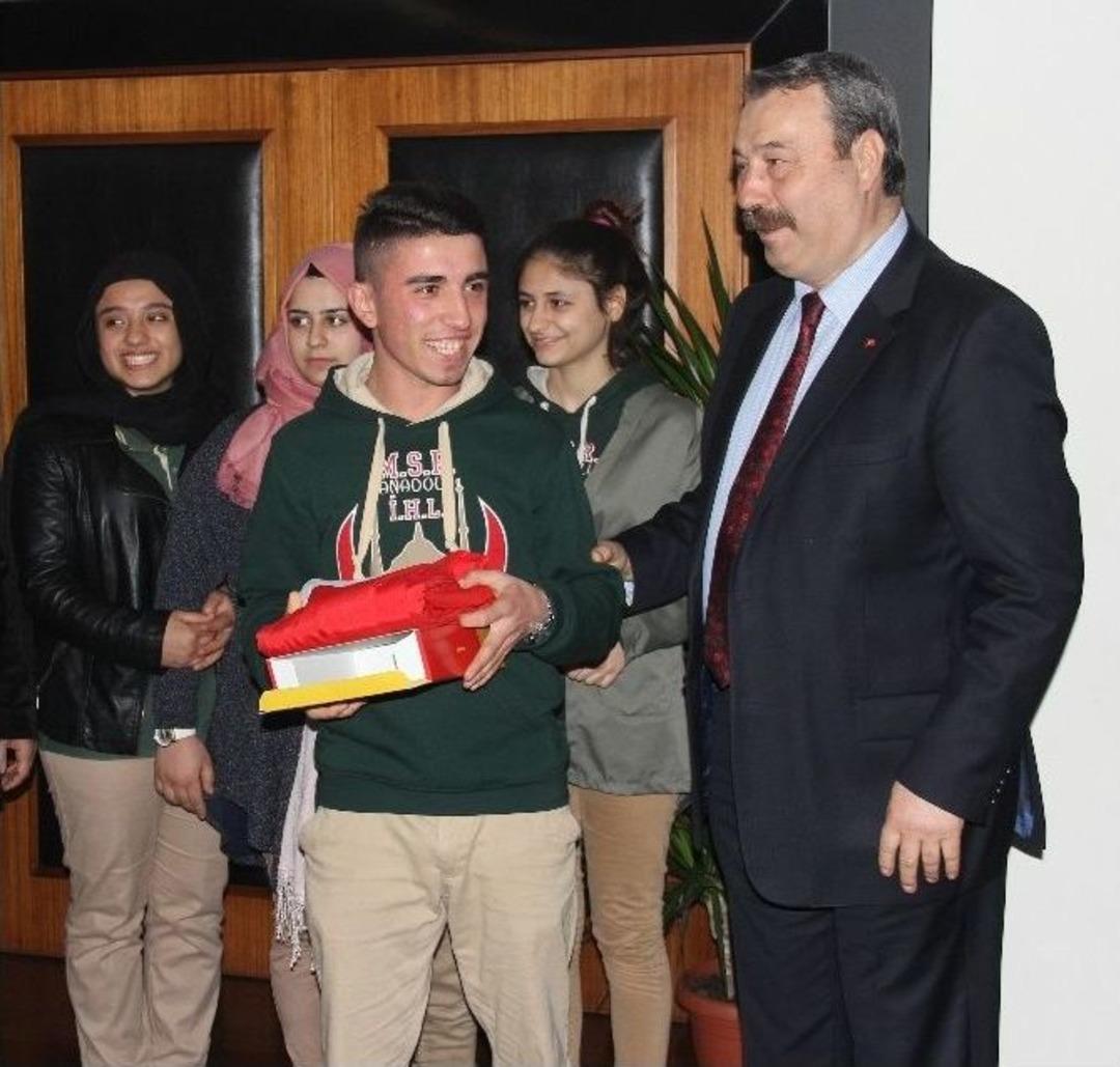 Emniyet M&uuml;d&uuml;r&uuml; Futbol Topu, Forma Ve Krampon Hediye Etti, &Ouml;ğrenciler Sevince Boğuldu