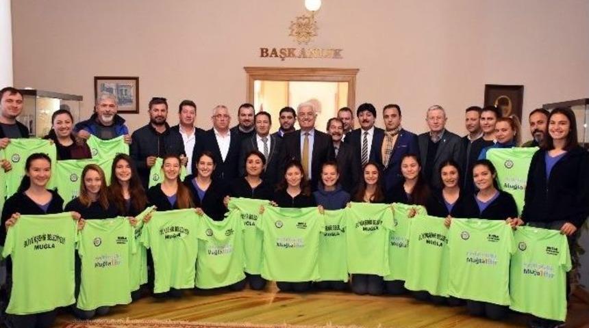 B&uuml;y&uuml;kşehir&rsquo;den Spor Kul&uuml;plerine Malzeme Desteği